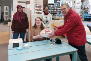 PvdA Staphorst deelt taarten uit