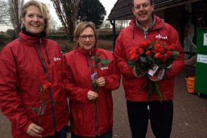 PvdA Staphorst deelt rozen uit!